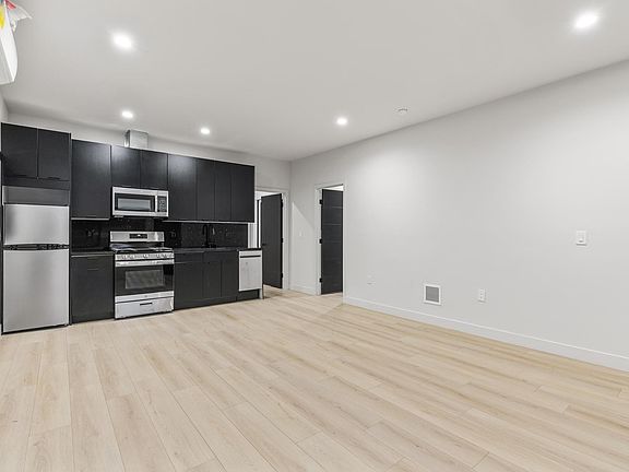2nd image of 132 Robinson St #1/2