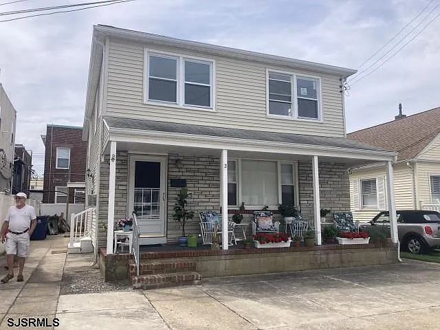 2 bed, 1.0 bath, $2,200 — Photo 1