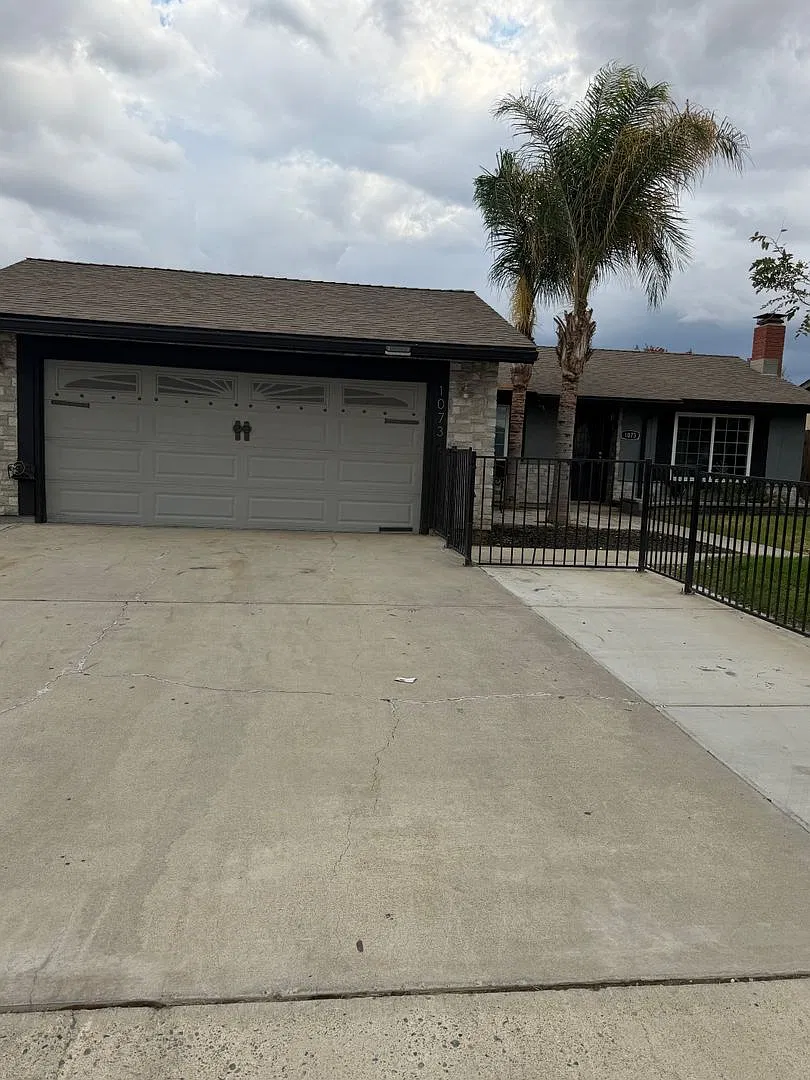 Charming 3 bedroom 2 bathroom home located in North Hanford — Photo 1