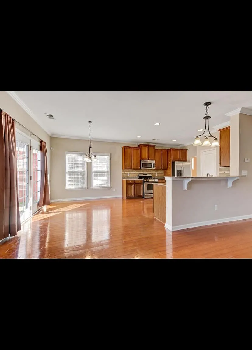5 bed, 3176 sqft, $800 — Photo 4