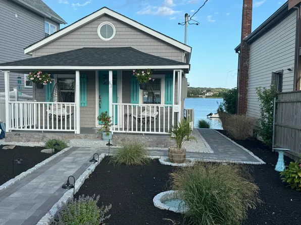 61 Green St, Portsmouth, RI 02871