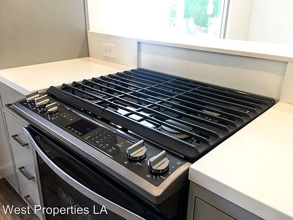 5th image of 8115 Romaine St APT 10