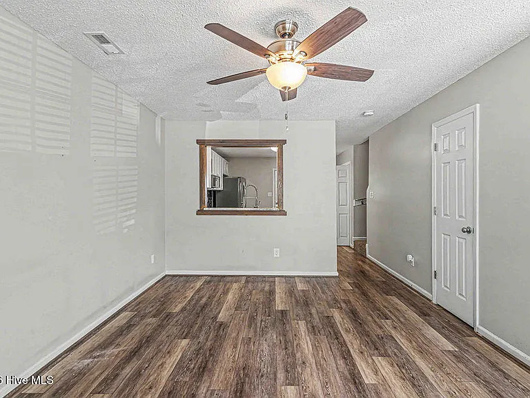 103 Meadowbrook Ln — Photo 5
