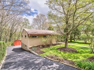 3990 Green Valley Dr, Glenshaw, PA 15116