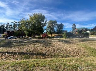 1586 Douglas St, Oak Harbor, WA 98277