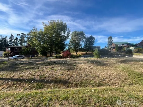1586 Douglas Street, Oak Harbor, WA 98277