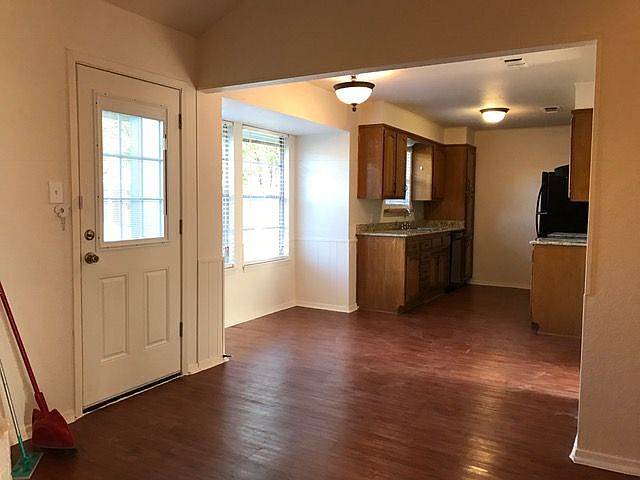 2nd image of 1010 Johnson St
