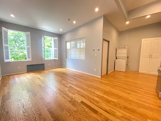 Rented by The InHouse Group | media 10