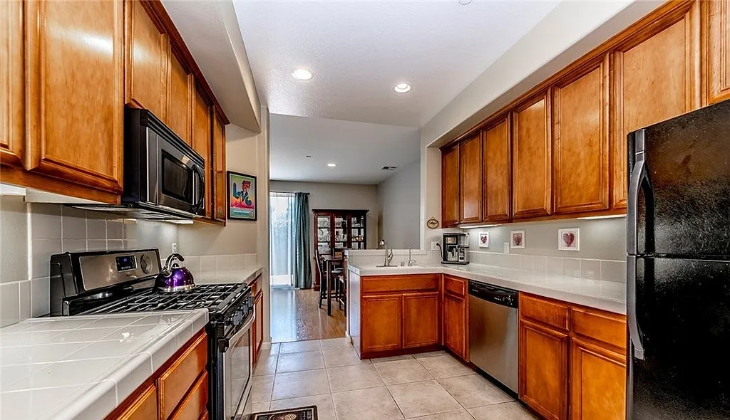 4 bed, 1844 sqft, $3,750 — Photo 3