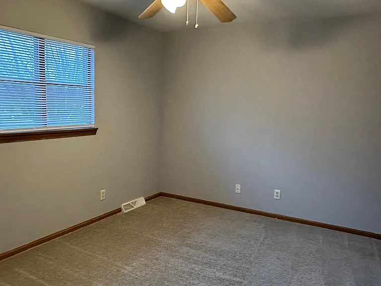 2801 W Broadway #R-3 — Photo 8
