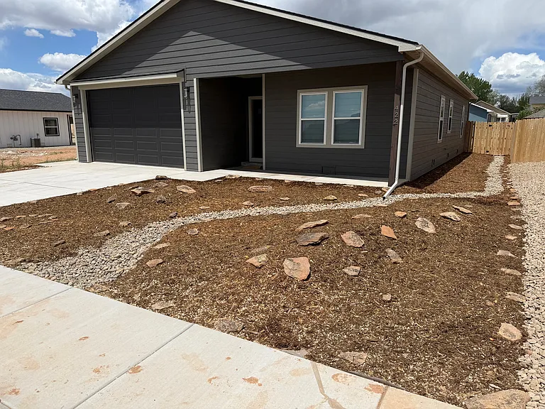 422 Jarrett Ave — Photo 1