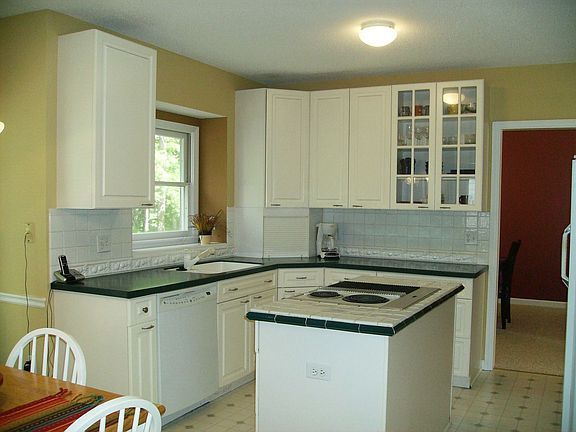 Kitchen w/loads of cabinets