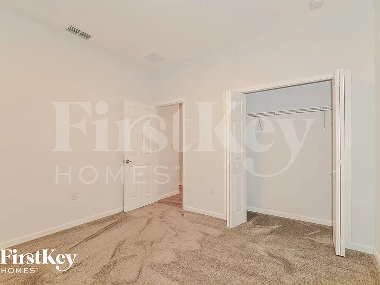 1050 E Lombardy Dr — Photo 10