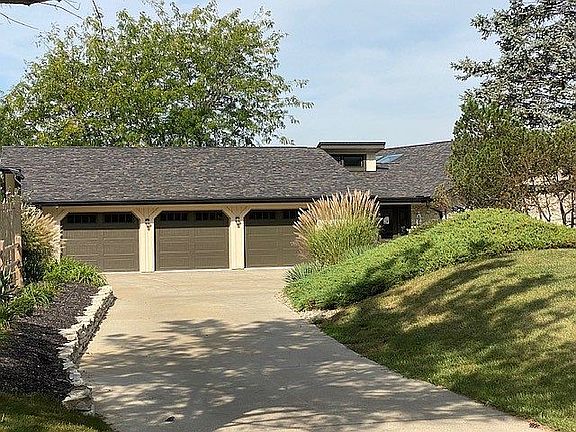 2nd image of 600 Lakeview Ln
