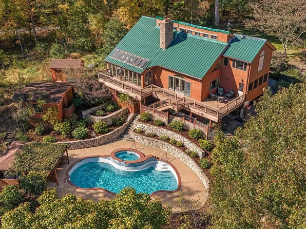 7870 Woodridge Dr, Gainesville, VA 20155