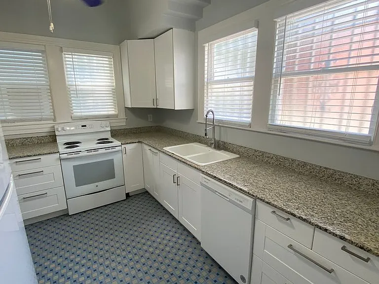 1003 E Columbus Dr — Photo 9