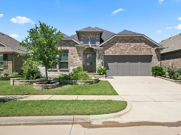 3121 Sunnyside Dr — Photo 1