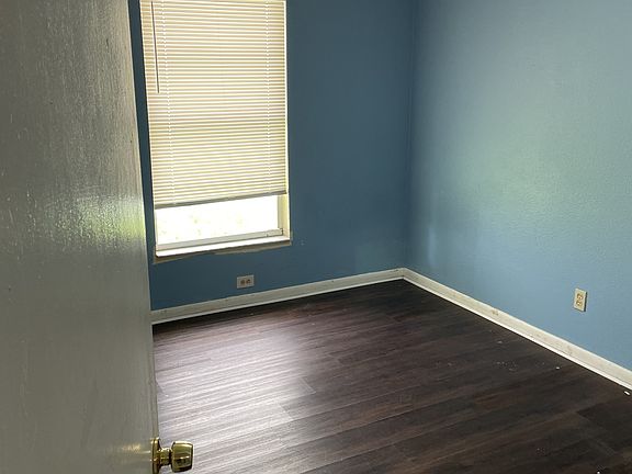 5th image of 2214 E Columbus Dr