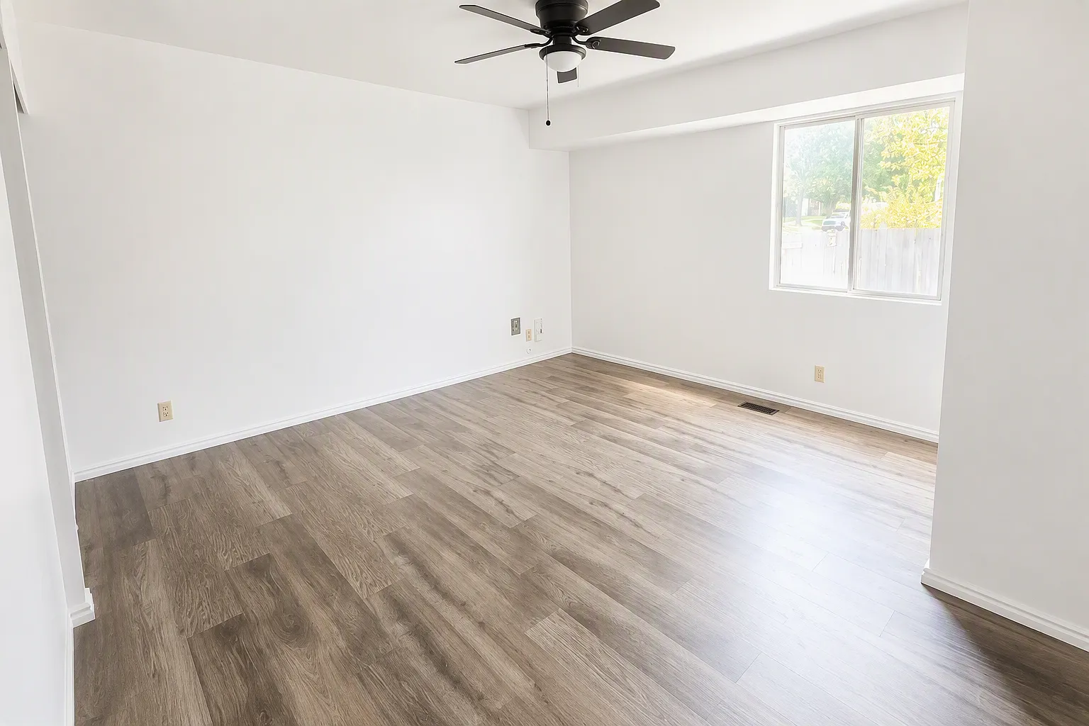 4 bed, 2400 sqft, $2,800 — Photo 2