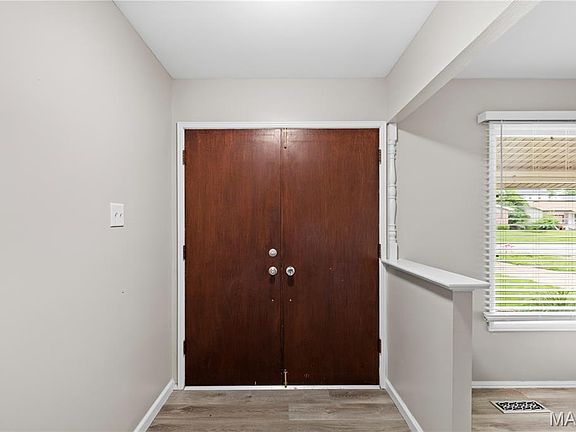 3rd image of 2193 Farnham Ln
