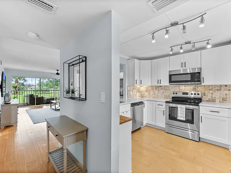 149 Palm Dr #18 — Photo 8