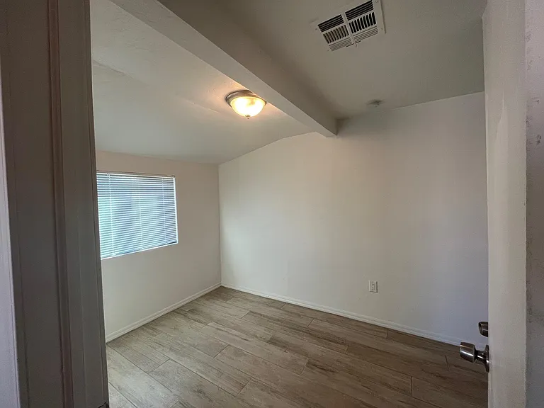326 W Illinois St #2 — Photo 8