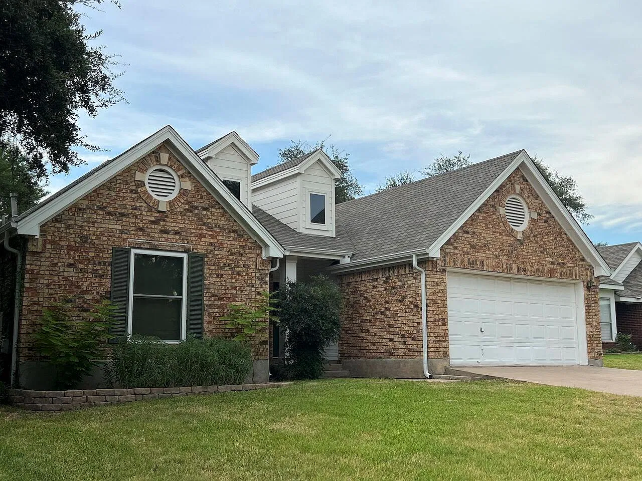 4 bed, 2.0 bath, 2006 sqft, $2,300 — Photo 2