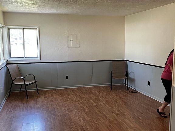 3rd image of 305 Oakleigh Dr