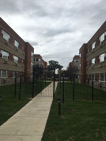 2nd image of 2405 W Balmoral Ave APT 1F