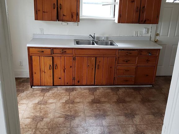 5th image of 853 W Grand Ave