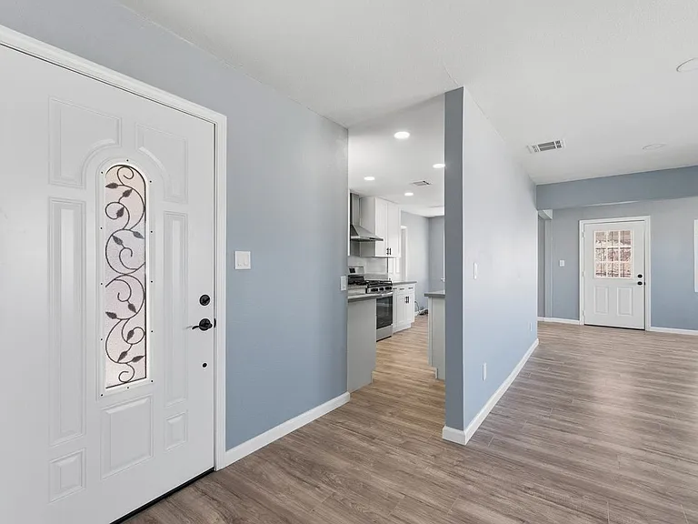 937 Elizabeth St — Photo 8