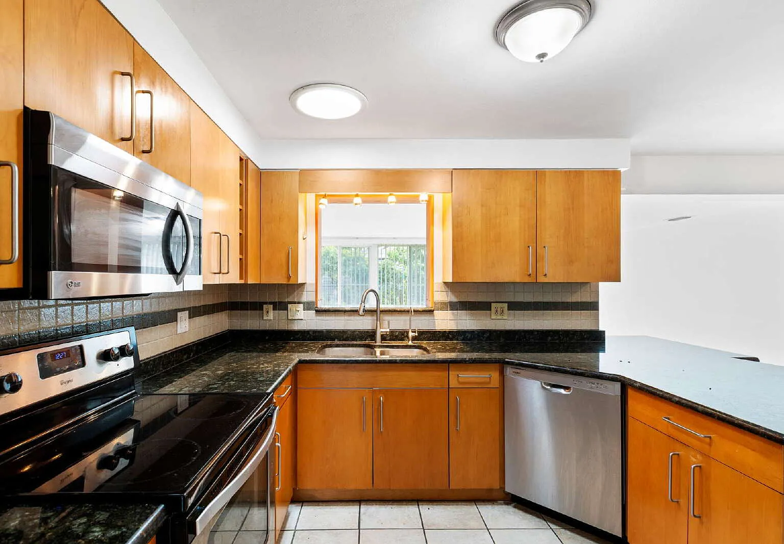 3 bed, 2.0 bath, 1531 sqft, $2,800 — Photo 2