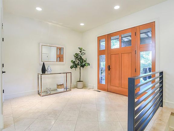 4th image of 23 Valley Oak St