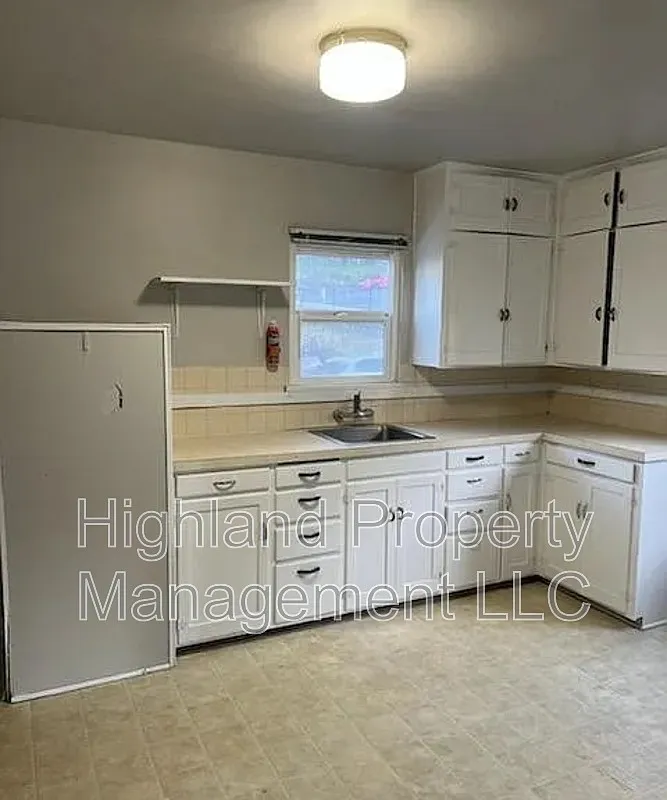 2 bed, 1.0 bath, $890 — Photo 2