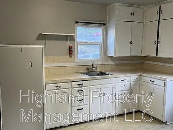 2nd image of 410 SE McKenzie St #1