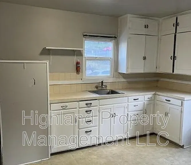 410 SE McKenzie St #1 — Photo 2
