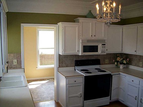 3rd image of 305 N College St