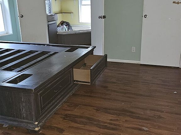 5th image of 1104 E Alderwood Road