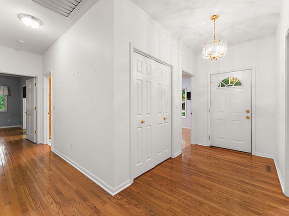 3rd image of 203 S Fieldstone Dr