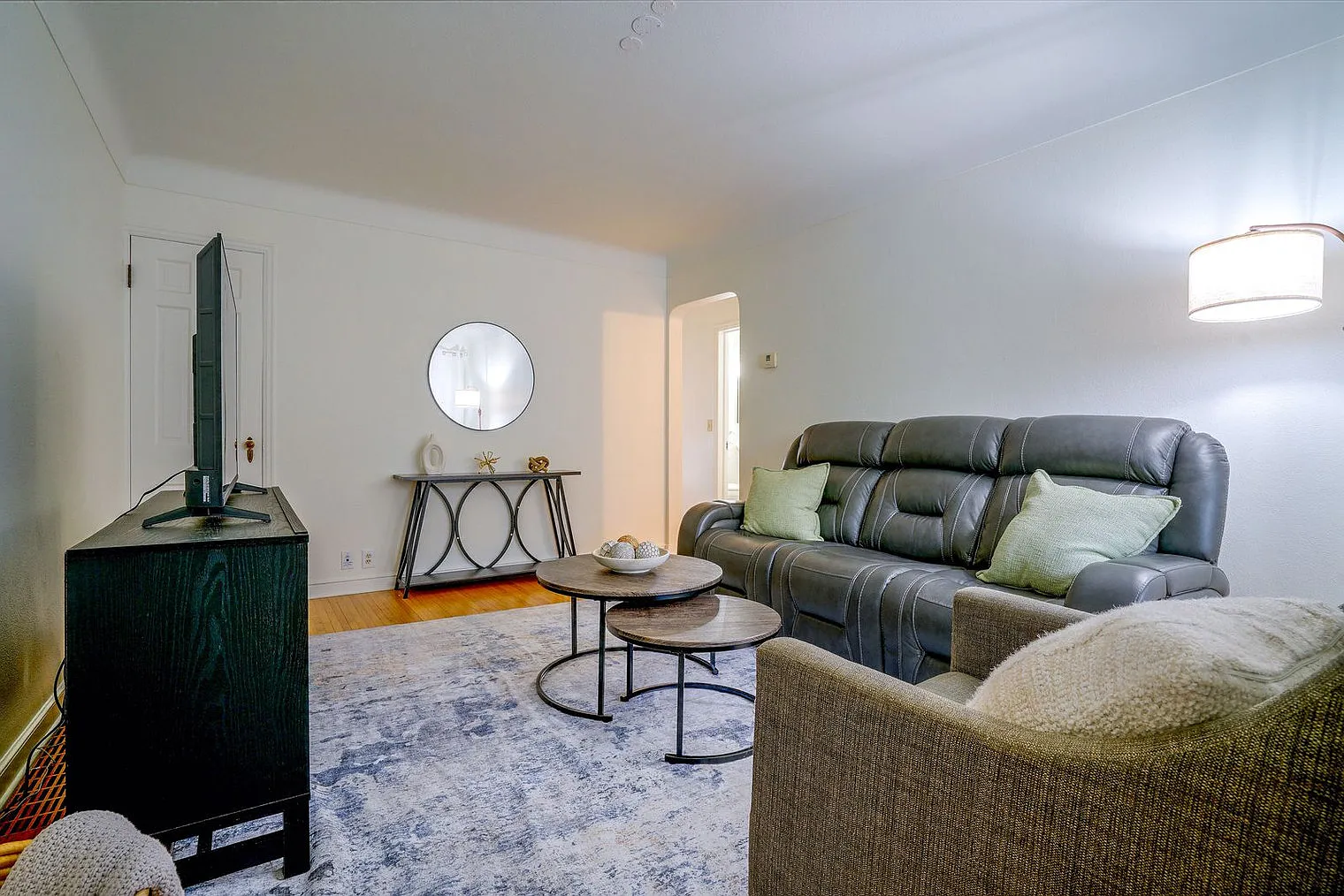 2 bed, 1.0 bath, 957 sqft, $2,967 — Photo 2