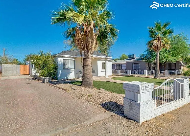 1715 N Whittier Dr — Photo 3