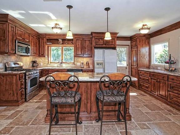 Another shot of kitchen