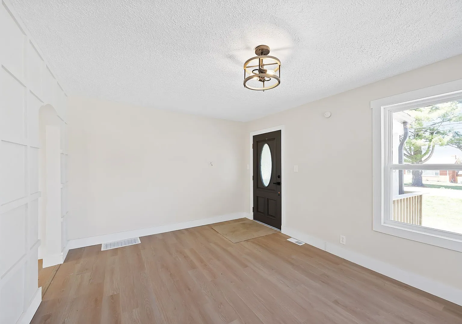 Dream House! Three Bedroom fully Renovated Ranch-style home! — Photo 2