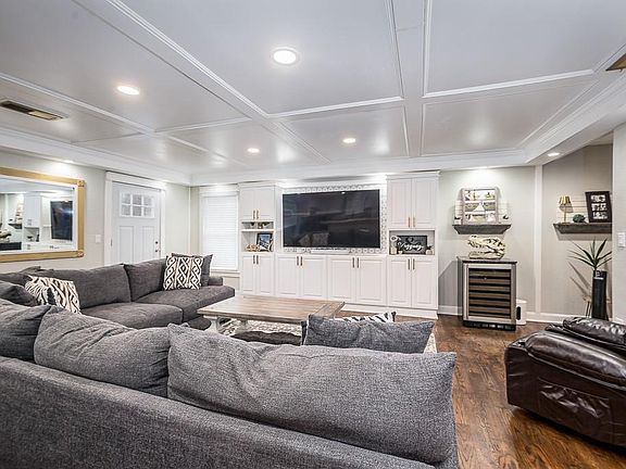 4th image of 8548 Grandview Ln