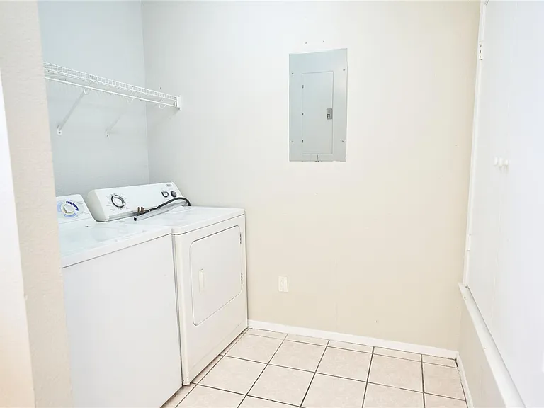 2214 Katy Ln #D — Photo 18