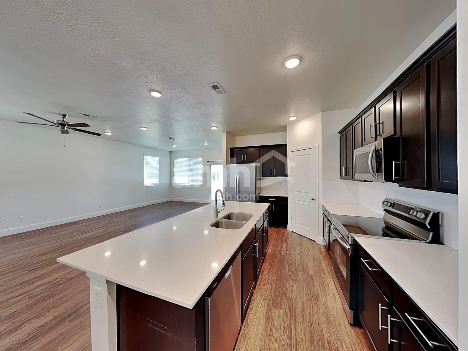 4 bed, 2.5 bath, 2313 sqft, $2,995 — Photo 4