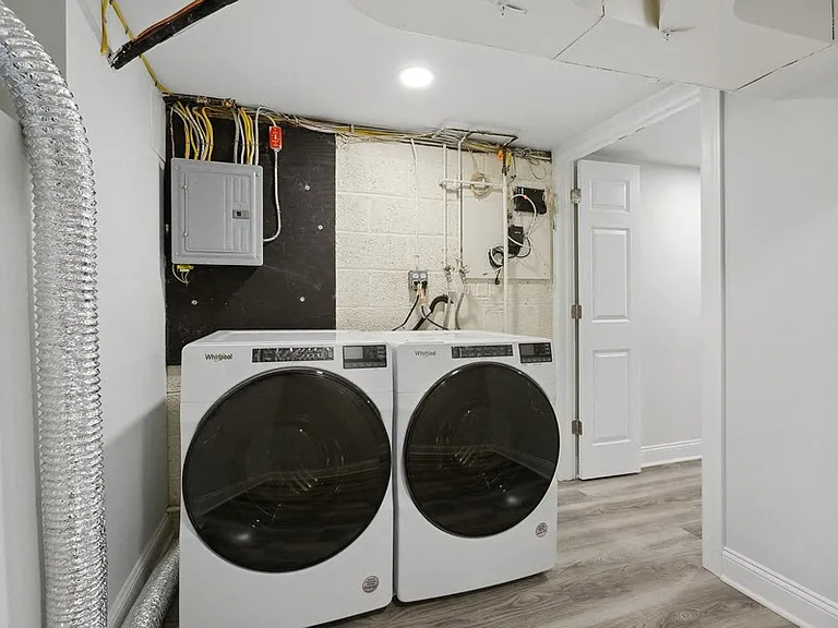Spring Hill Apartments — Photo 9