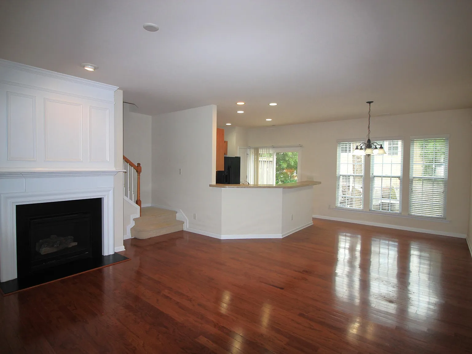 3 bed, 2.5 bath, 1700 sqft, $1,995 — Photo 2