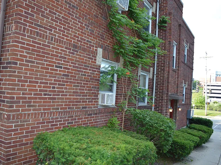 960 Ludlow Ave — Photo 4