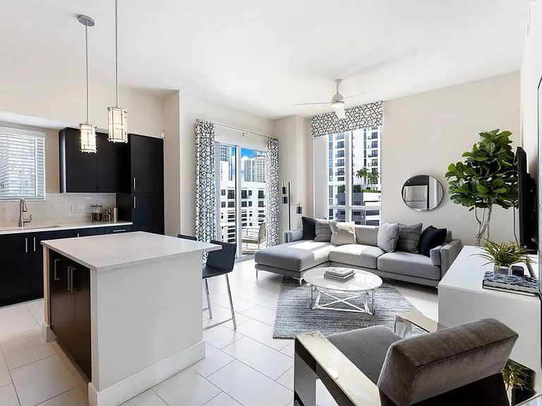 250 SW 11th St #201 — Photo 31